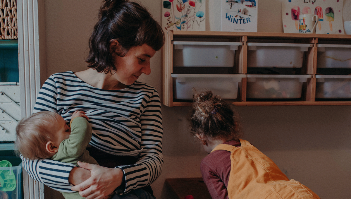 Regenbogenfamilie Stillen ist bunt Familie