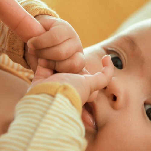 Fragen an die Hebamme: Wie viel Pflege braucht ein Baby?